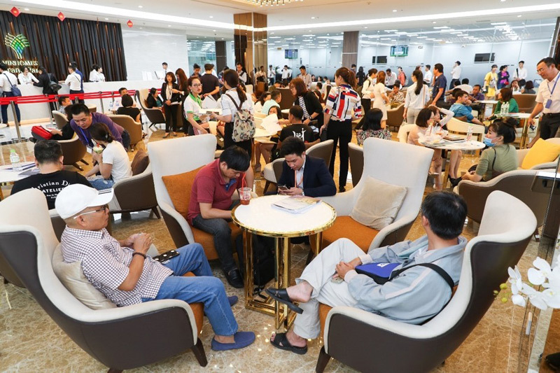 Khách hàng đang được tư vấn bởi những chuyên viên tư vấn tại sàn Vinhomes