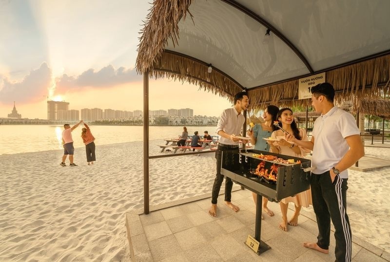 “Bãi biển” trong xanh ngay trong lòng thủ đô thu hút cư dân và nhiều khách du lịch.