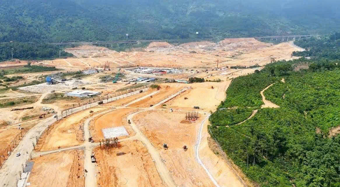 Những căn biệt thự "xịn sò" sẽ thay thế cho công trường này chỉ sau khoảng 8-10 tháng, cùng chờ đón.