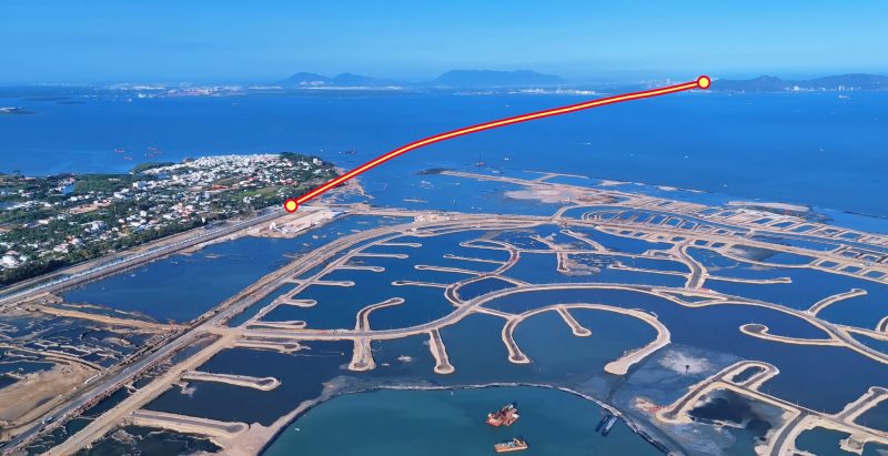 Điểm đầu tuyến nằm trên đường Biển Đông 2 trong Khu đô thị Cần Giờ, điểm cuối tại khu vực nút giao Sao Mai – Bến Đình với đường 30/4 (TP Vũng Tàu cũ). Khi hoàn thành, đây sẽ là tuyến kết nối xuyên biển đầu tiên của Việt Nam. Ảnh: Vị trí dự kiến xây tuyến vượt biển Cần Giờ – Vũng Tàu (Dương Địa Lý).