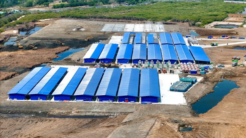 Với tốc độ thi công vốn là “thương hiệu” của Vingroup, tuyến dự kiến hoàn thành vào năm 2028, rút ngắn thời gian từ trung tâm TP.HCM xuống Cần Giờ từ hơn 90 phút còn khoảng 13 phút. Đây được xem là cú hích lớn cho khả năng kết nối giữa đô thị lõi và vùng biển Cần Giờ. Ảnh: Khu vực Ga Cần Giờ thuộc tuyến Bến Thành - Cần Giờ tại KĐT Vinhomes Green Paradise (Minh Hiếu).