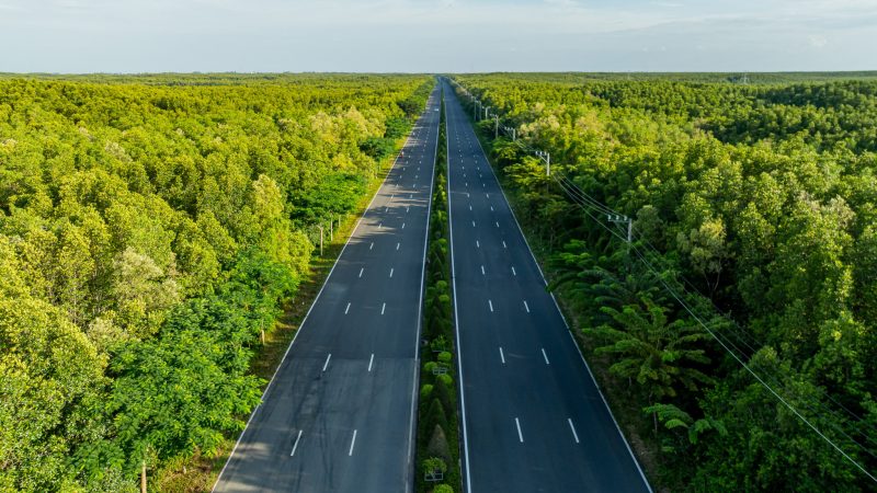 Cùng với đó, đề xuất mở rộng đường Rừng Sác lên quy mô 10 làn xe, tổng vốn khoảng 19.000 tỷ đồng do Vingroup đề xuất, đang được nghiên cứu để đáp ứng nhu cầu giao thông dự kiến tăng mạnh trong tương lai.